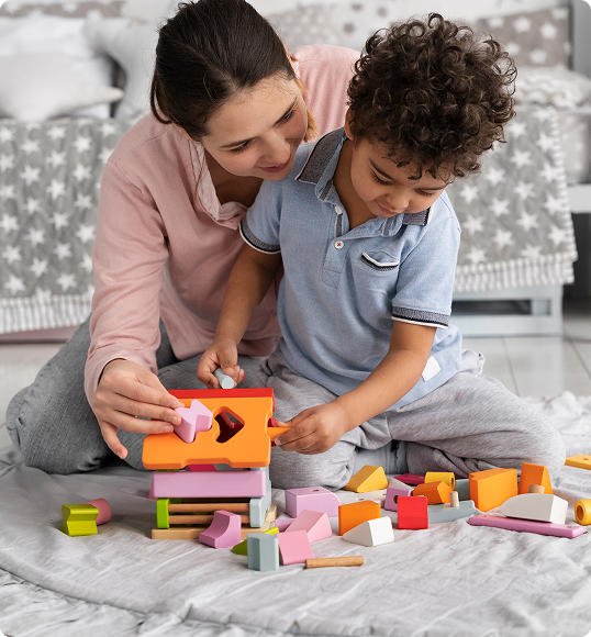 Mãe brincando com o filho